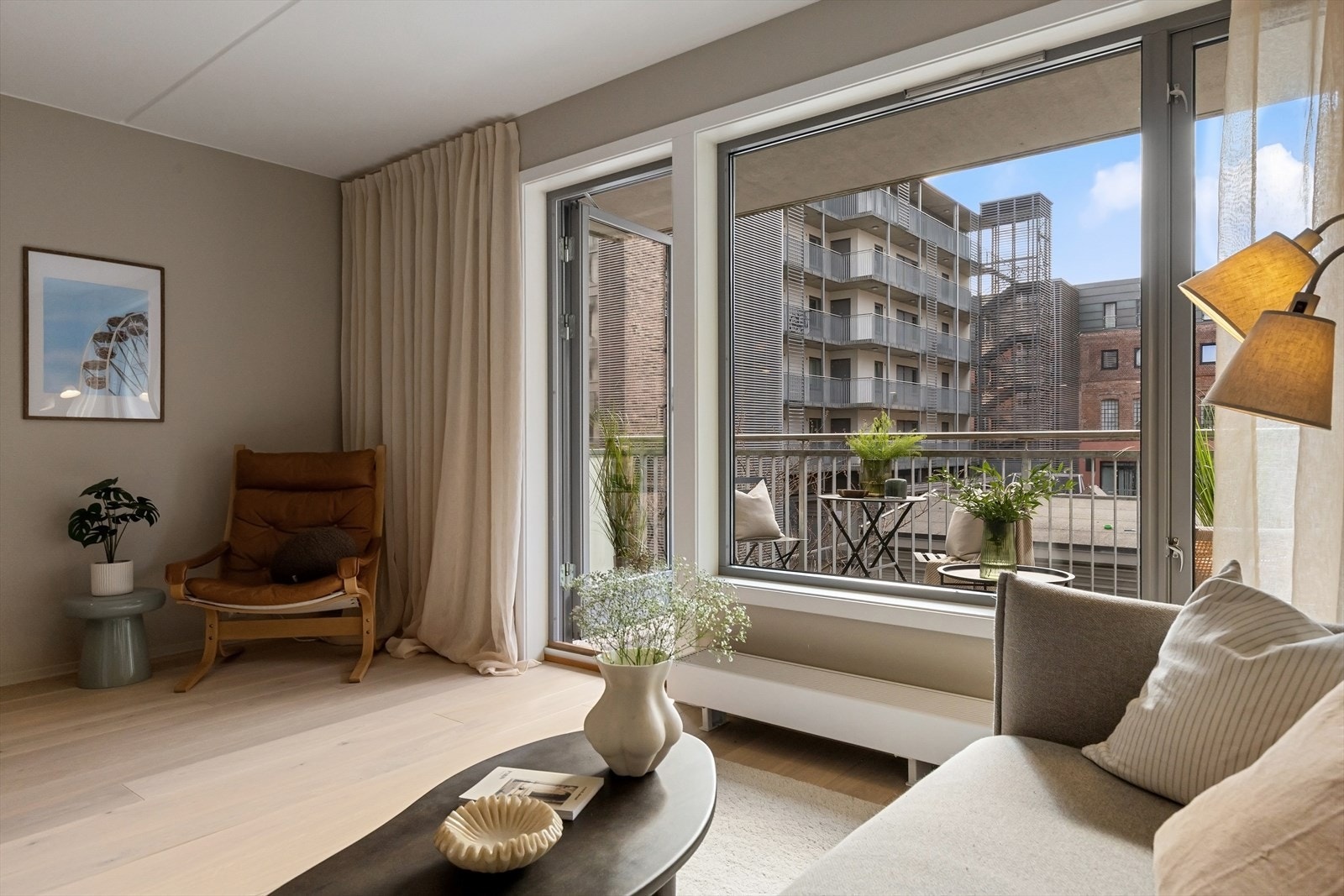 Leiligheten har radiatorer med forsyning av varmtvann fra fjernvarmeanlegg. Galleribilde
