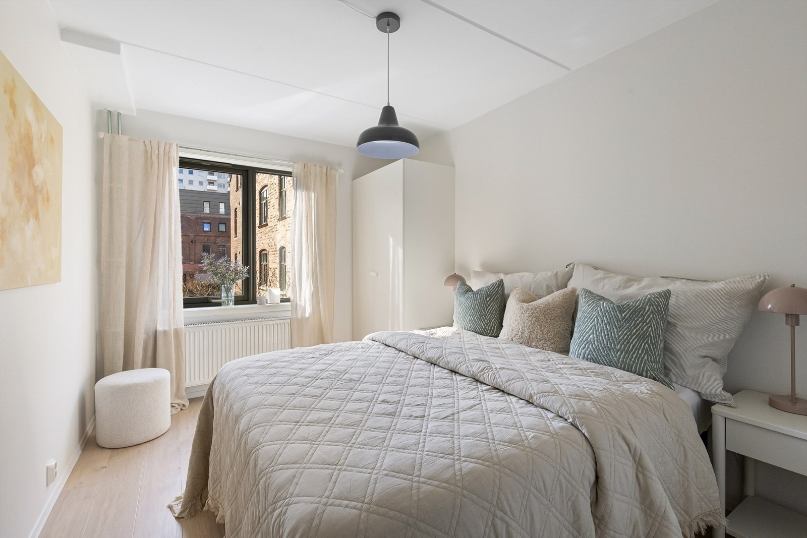 Lyst og romslig soverom med god plass til dobbeltseng, nattbord og egen del med garderobe. Galleribilde