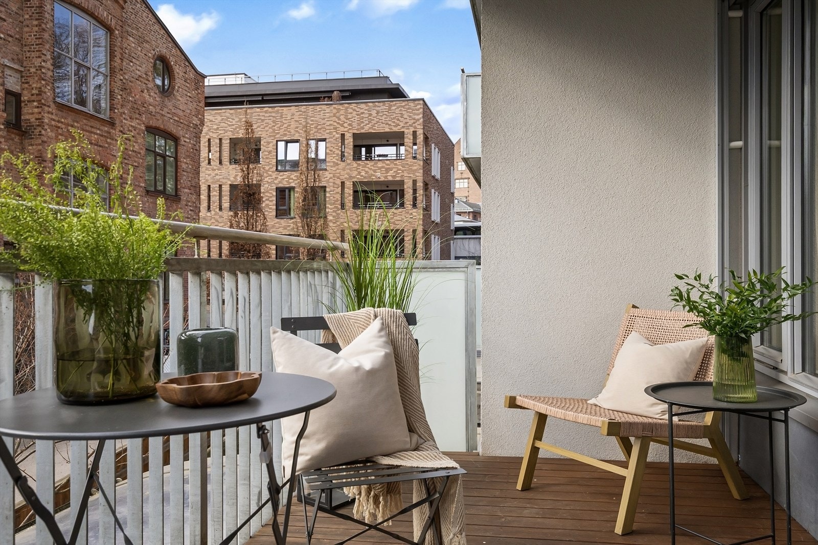 En lun og skjermet uteplass som forlenger stuen i sommermånedene. Galleribilde