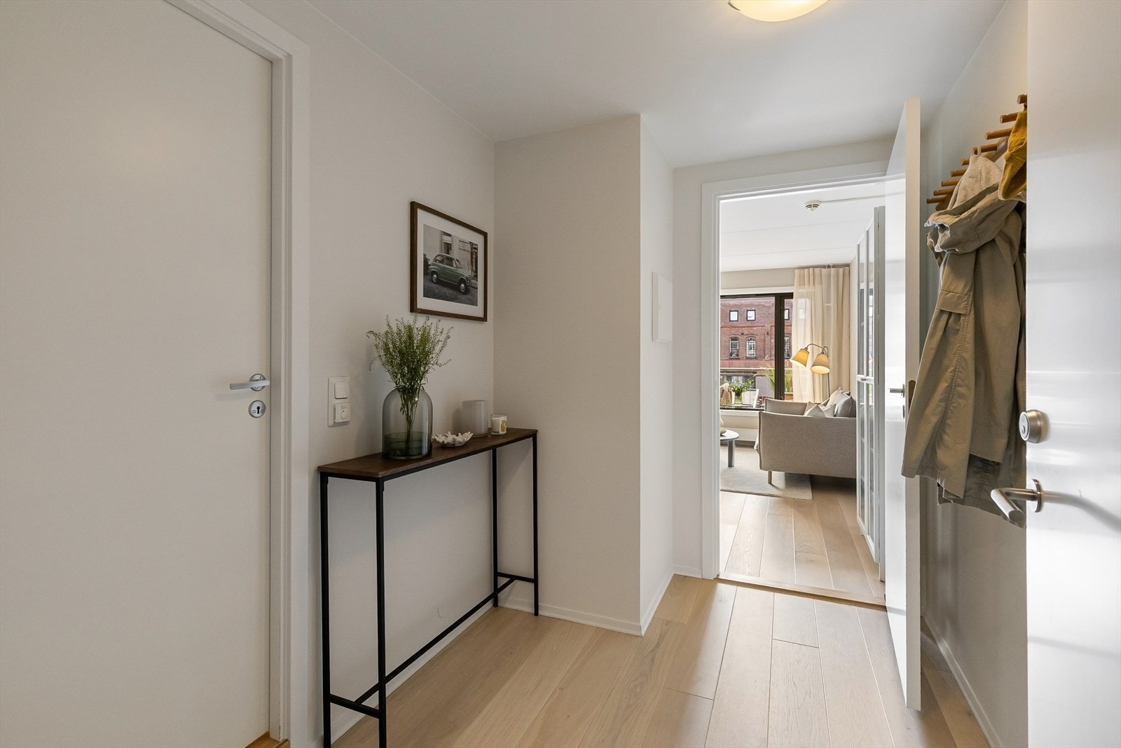 Entré/gang med plass til oppheng av yttertøy og sko. Galleribilde