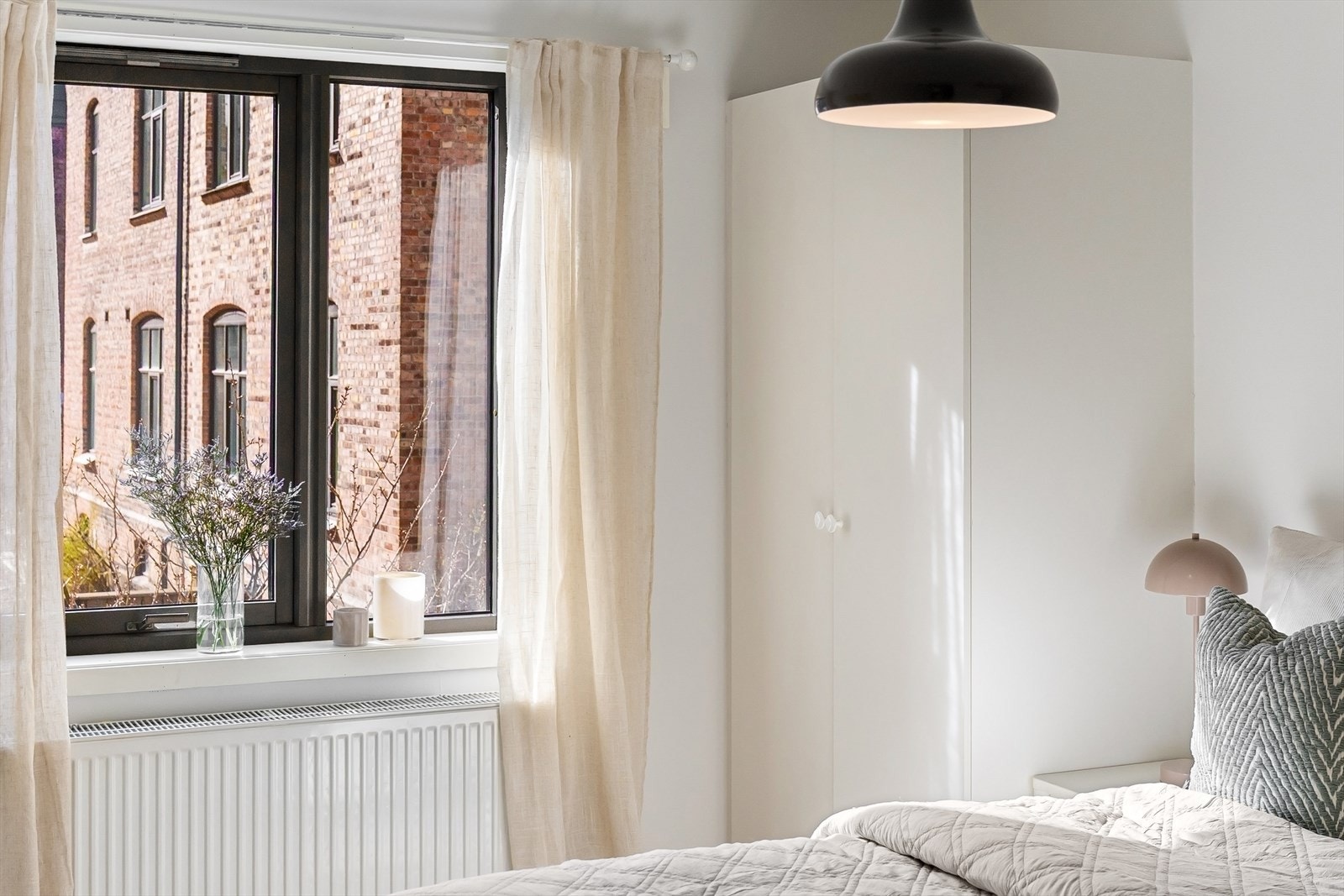 Soverommet har godt lysinnslipp og plass til garderobe på begge sider av sengen. Galleribilde