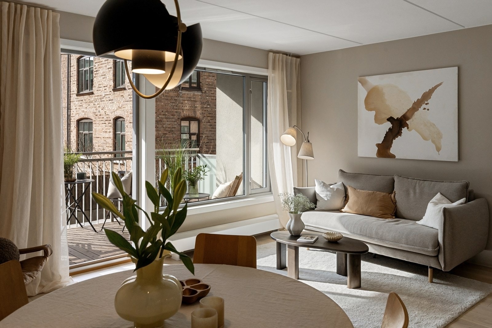 Romslig stue med plass til sofagruppe og spisebord. Galleribilde