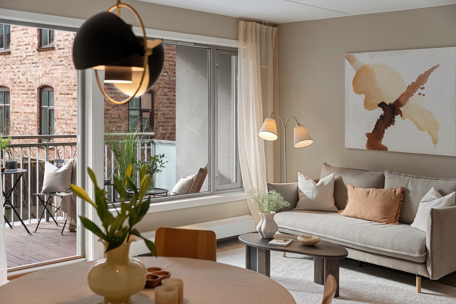 Leiligheten har en lys og romslig stue med plass til flere soner. Galleribilde