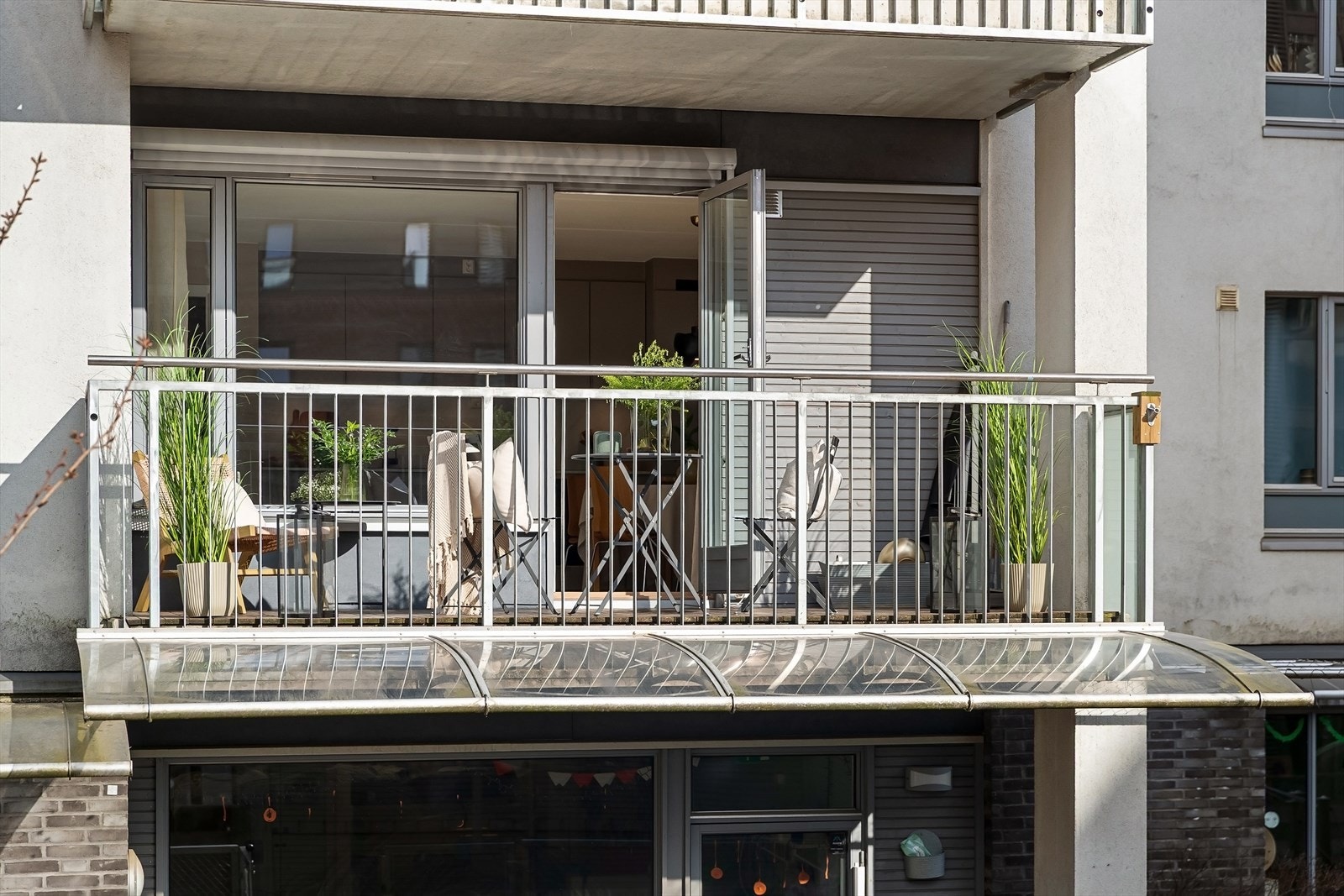 En fin og solrik uteplass. Balkongen er overbygget, så her kan lange sommerkvelder nytes! Galleribilde