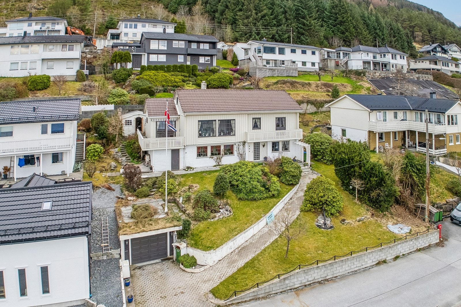 Beliggende i etablert og familievennleg bustadområde. Kort veg til barnehage, Vågsøy ungdomsskule ligg berre 600 meter unna. Ny barneskule under bygging. Galleribilde