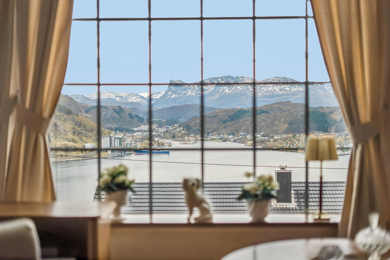 Utsikta frå stova er eit levande måleri som endrar seg med vêr og årstider. Galleribilde