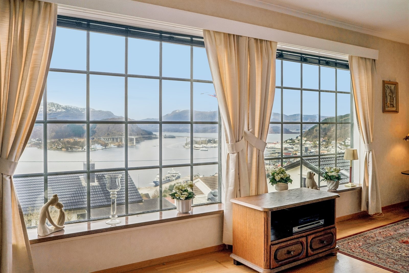 Dei store vindauga er frå byggeåret, med ei skifta glasrute i stova, og gir eit fantastisk panorama over fjorden. Galleribilde