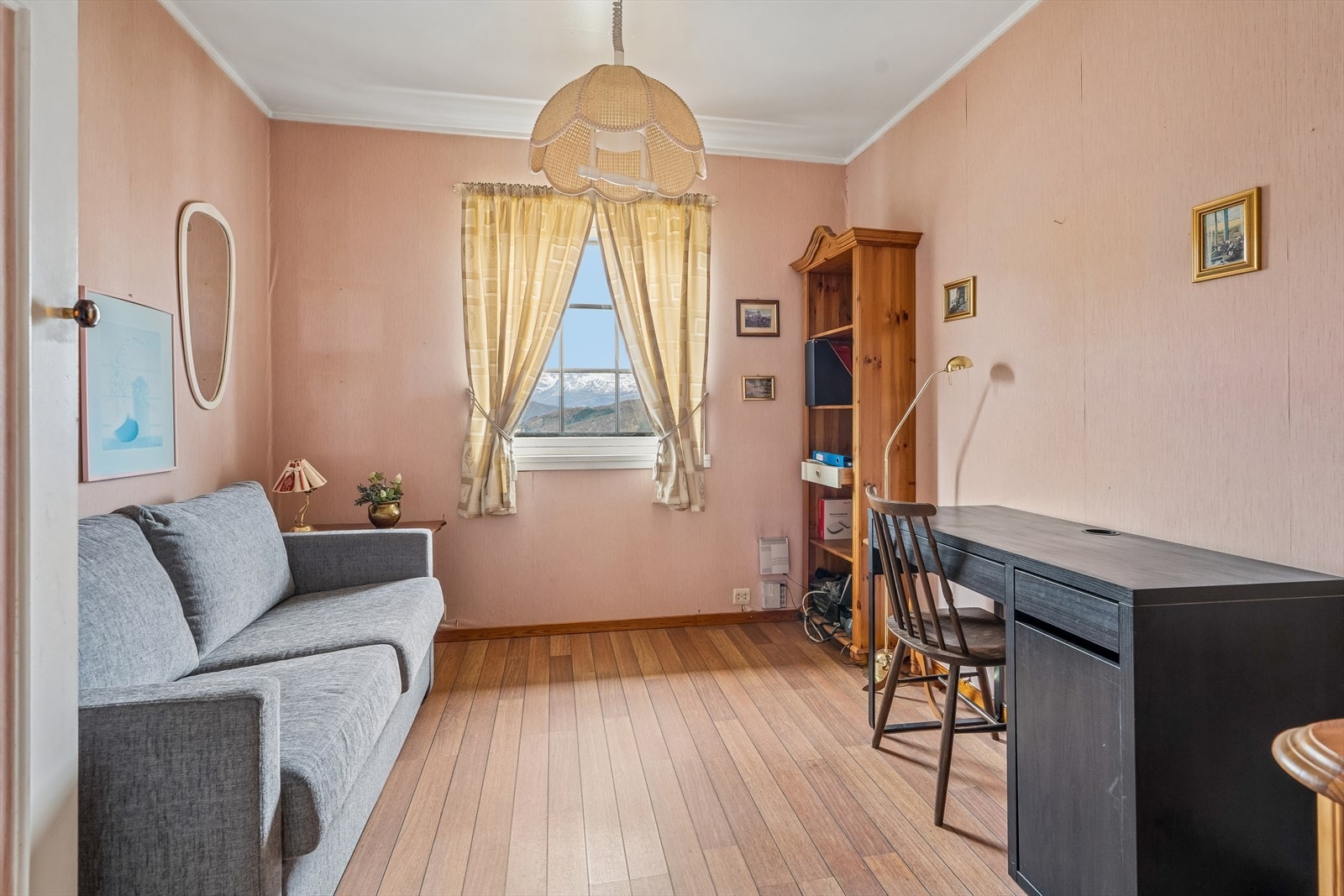 Dette rommet er i dag nytta som kontor, men kan òg fungere som eit ekstra soverom eller gjesterom. Galleribilde