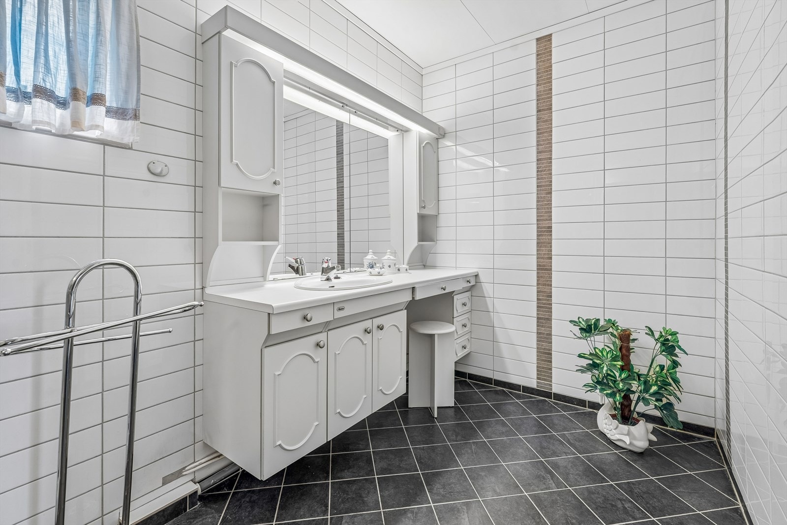 Badet i hovudetasjen er oppgradert i 2015, og har fliser på golv og veggar. Innreiinga har godt med oppbevaringsplass. Del av tidlegare soverom er innlemmet i badet. Galleribilde