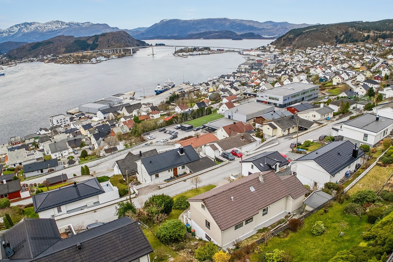 Flotte turområde i nærleiken, med gangavstand til Skramsdalen med fin turløype, Veten, Brurahornet og Moldøen. Galleribilde