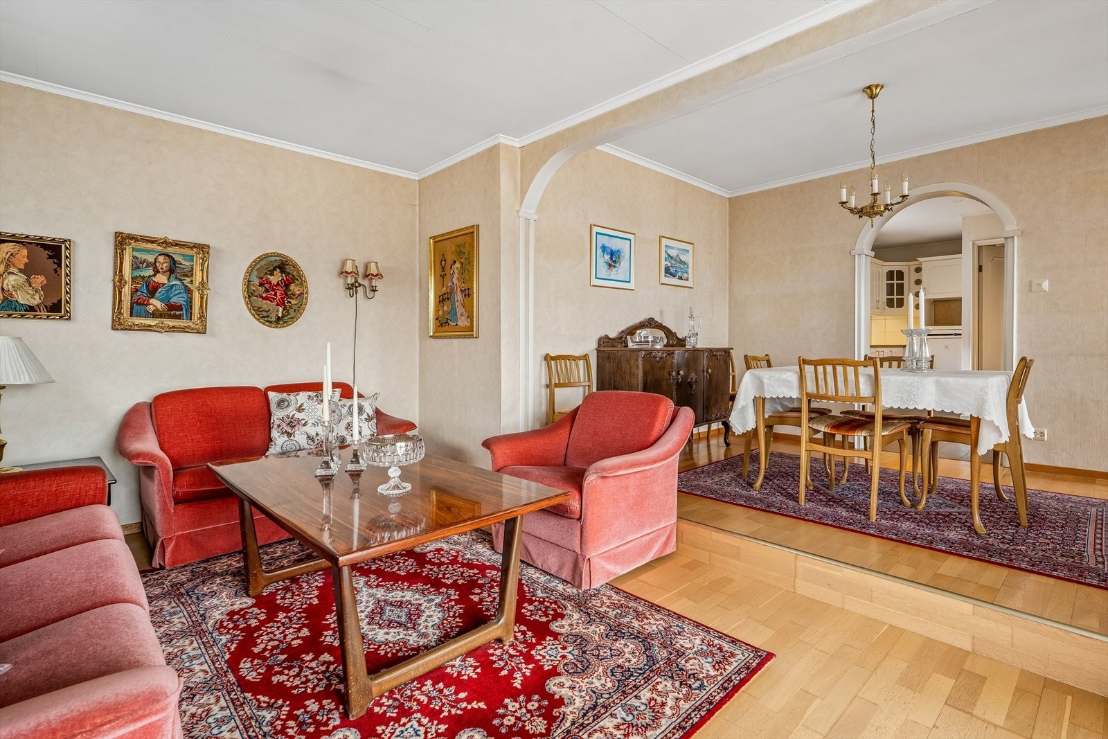 Stova og spisestova har parkett på golvet og tapetserte veggflater. Galleribilde