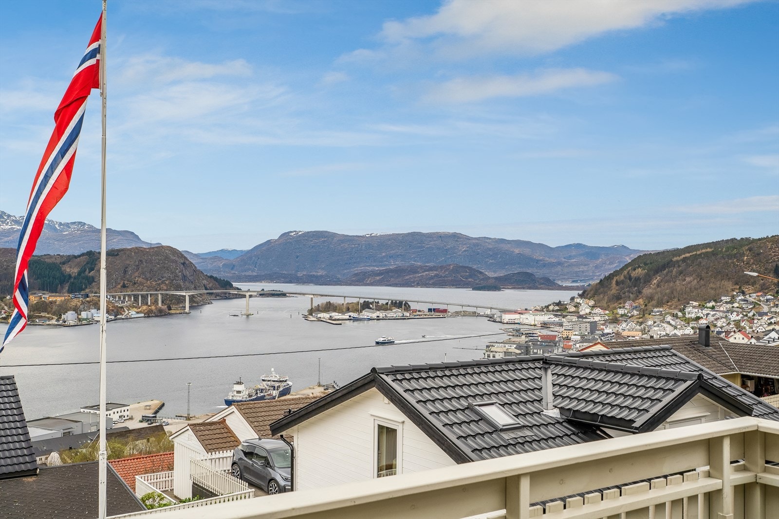 Herifrå ser ein rett mot Måløybrua og skipstrafikken på fjorden. Galleribilde