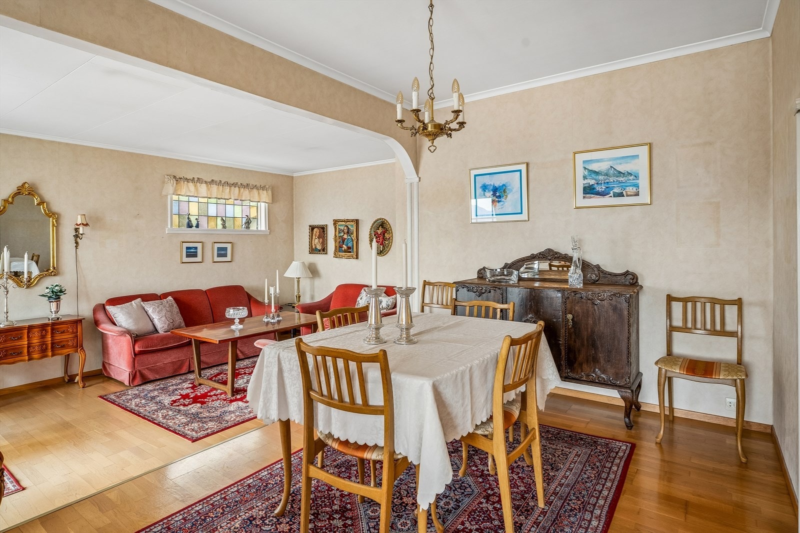 I tilknyting til stova er det ein eigen spisestovedel med god plass til langbord. Galleribilde