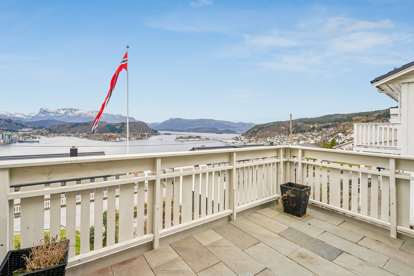 Frå balkongen og terrassen på til saman 21 m² kan du nyte utsikta over innseglinga til Måløy. Solrikt og skjerming mot nordavind. Galleribilde