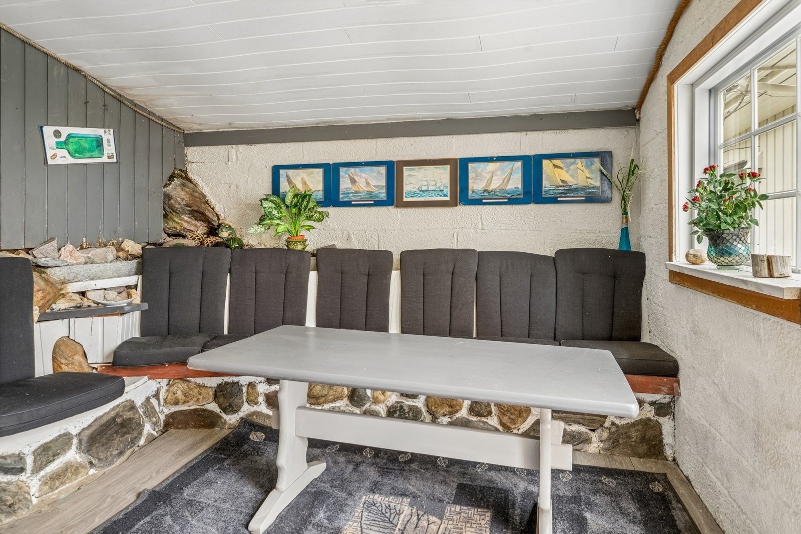 Inne i annekset er det laminatgolv og plassbygde benkar, perfekt for sosiale samankomstar. Galleribilde
