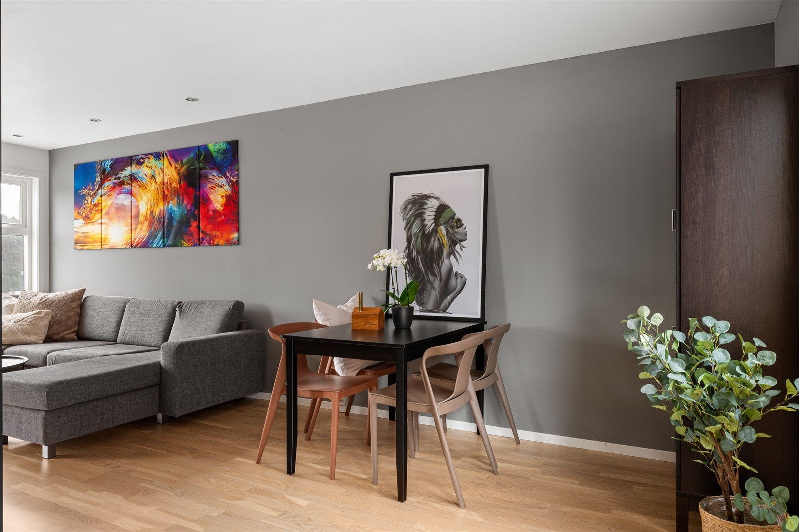Ved kjøkkenet er det plass til spisebord hvor man har plass til å invitere familie og venner Galleribilde