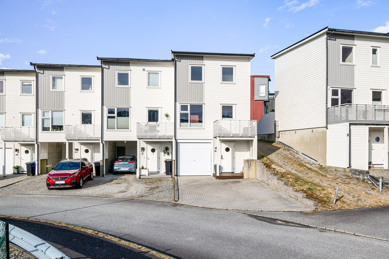 Gårdsrommet gir plass til bo bilder i bredden, i tillegg har man garasje med automatisk portåpner (port av nyere dato). Den praktiske plasseringen på enden gjør at man også kan komme til terrassen fra utsiden. Galleribilde