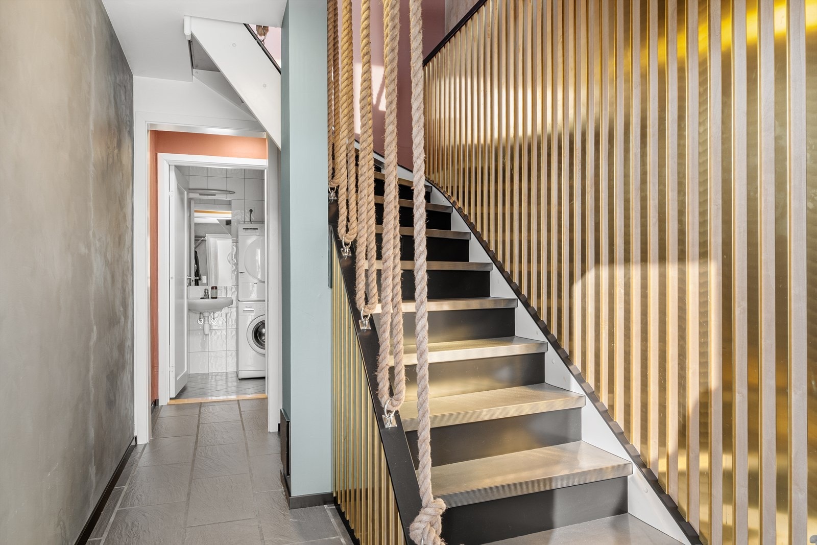 Underetasje. Legg merke til til den unike og kule trappen, som er designet og laget av nåværende eier som er blikkenslager. Galleribilde