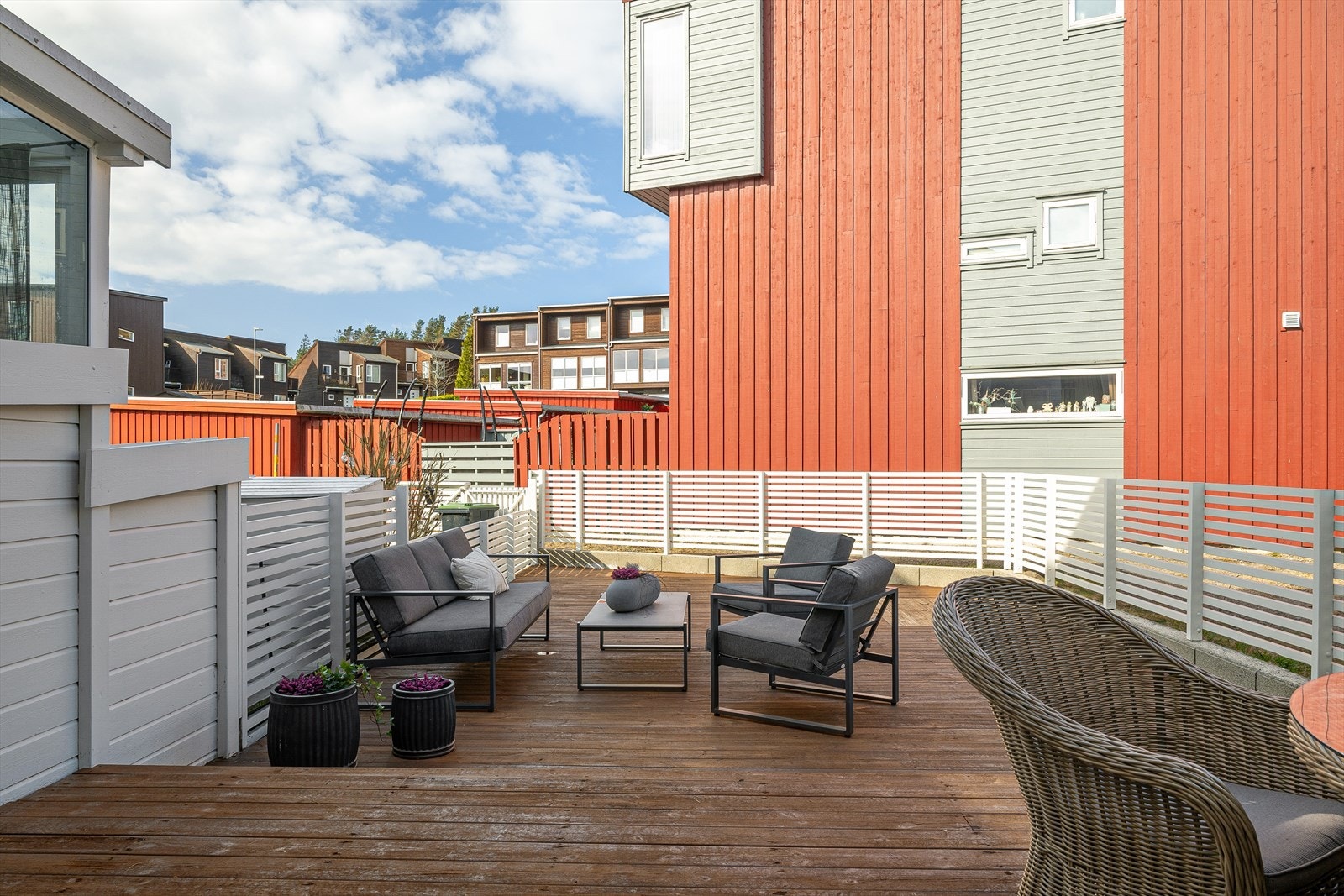 Her bor man i trygge omgivelser med kort avstand til barnehager, skoler, fritidsaktiviteter, dagligvarebutikker, bussholdeplass, lekeplasser samt flotte tur- og rekreasjonsmuligheter Galleribilde