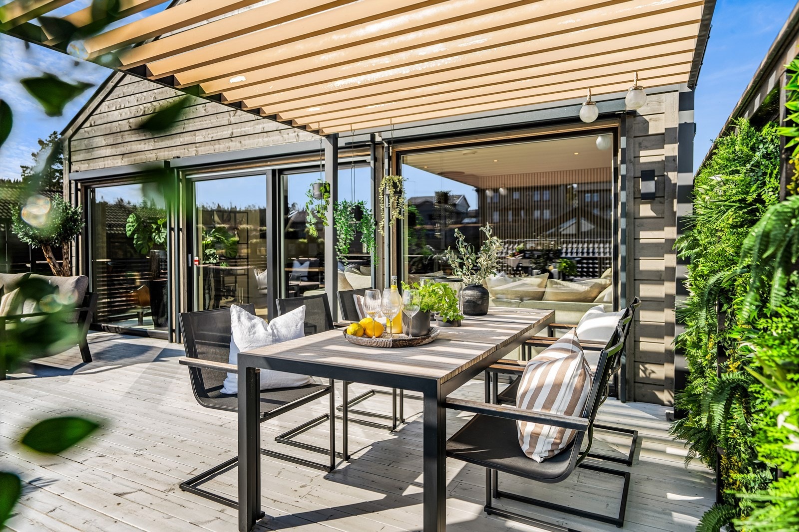 En arkitektonisk sterk enebolig med moderne linjer, lekkert materialvalg og en beliggenhet som byr på både ro og utsikt. Galleribilde