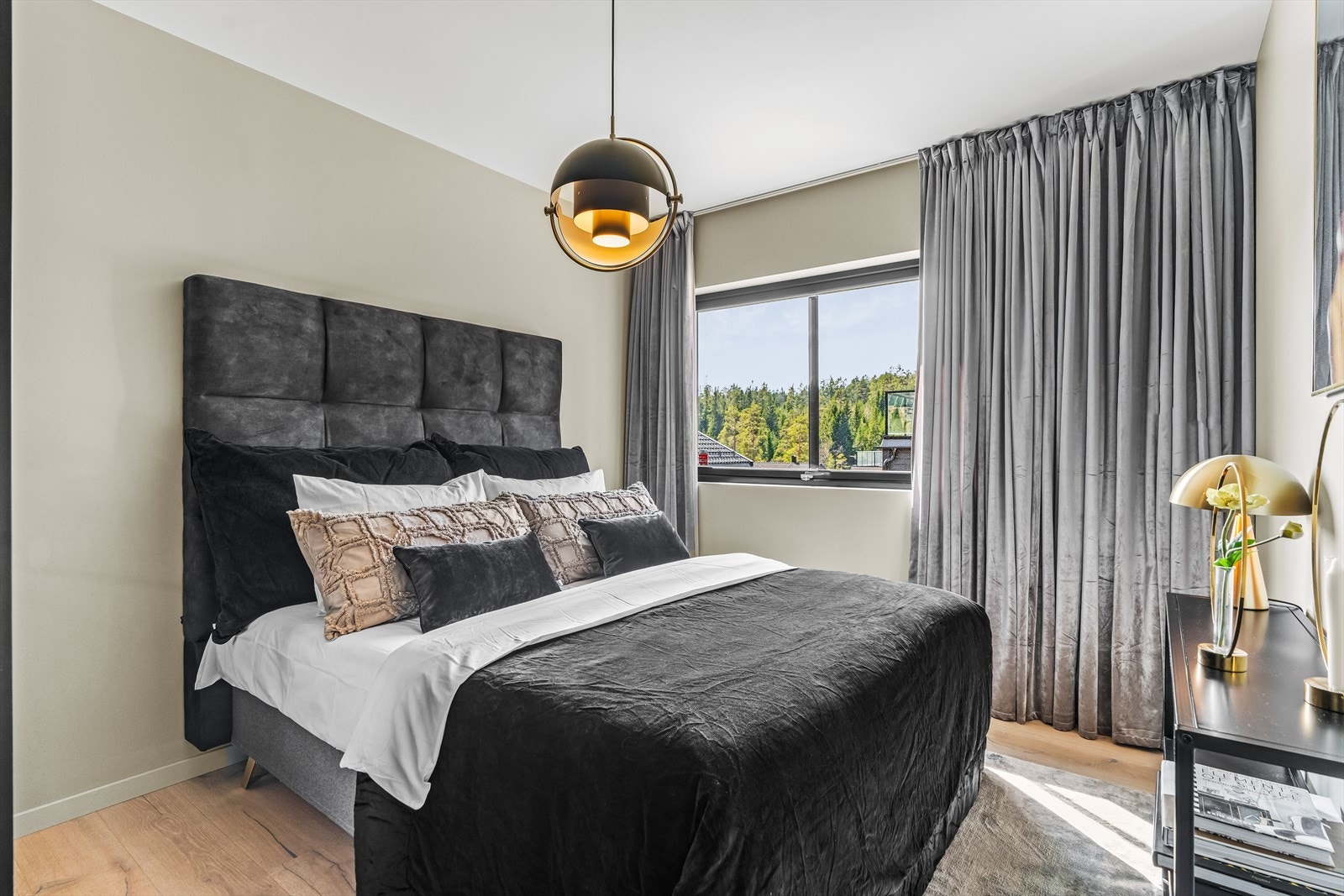 Boligen har totalt 5 soverom, 4 i 1. etasje og ett i 2. etasje. Galleribilde