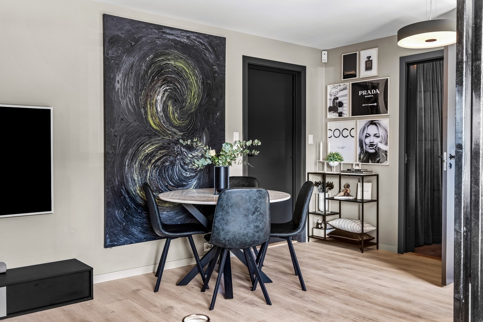Praktikantdelen har også egne stilfulle detaljer som trespiler, spileskillevegg og plantevegg Galleribilde