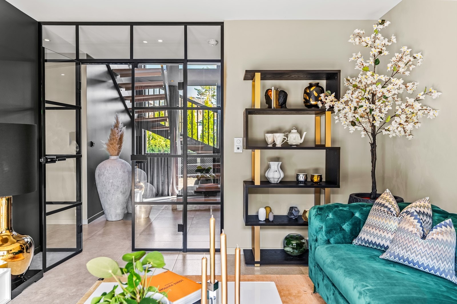 Løsningen gir både fleksibilitet og god romfølelse, samtidig som dørene bidrar til et helhetlig og gjennomført design. Galleribilde