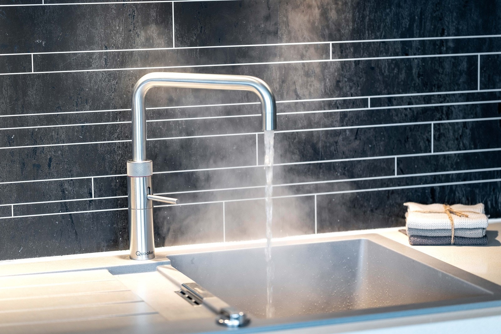 Kjøkkenkranen er ustyrt med Quooker som muliggjør tilnærmet kokende vann direkte fra springen. Perfekt for matlaging, te, barnemat, kaffe og ikke minst skylling av oppvask. Galleribilde
