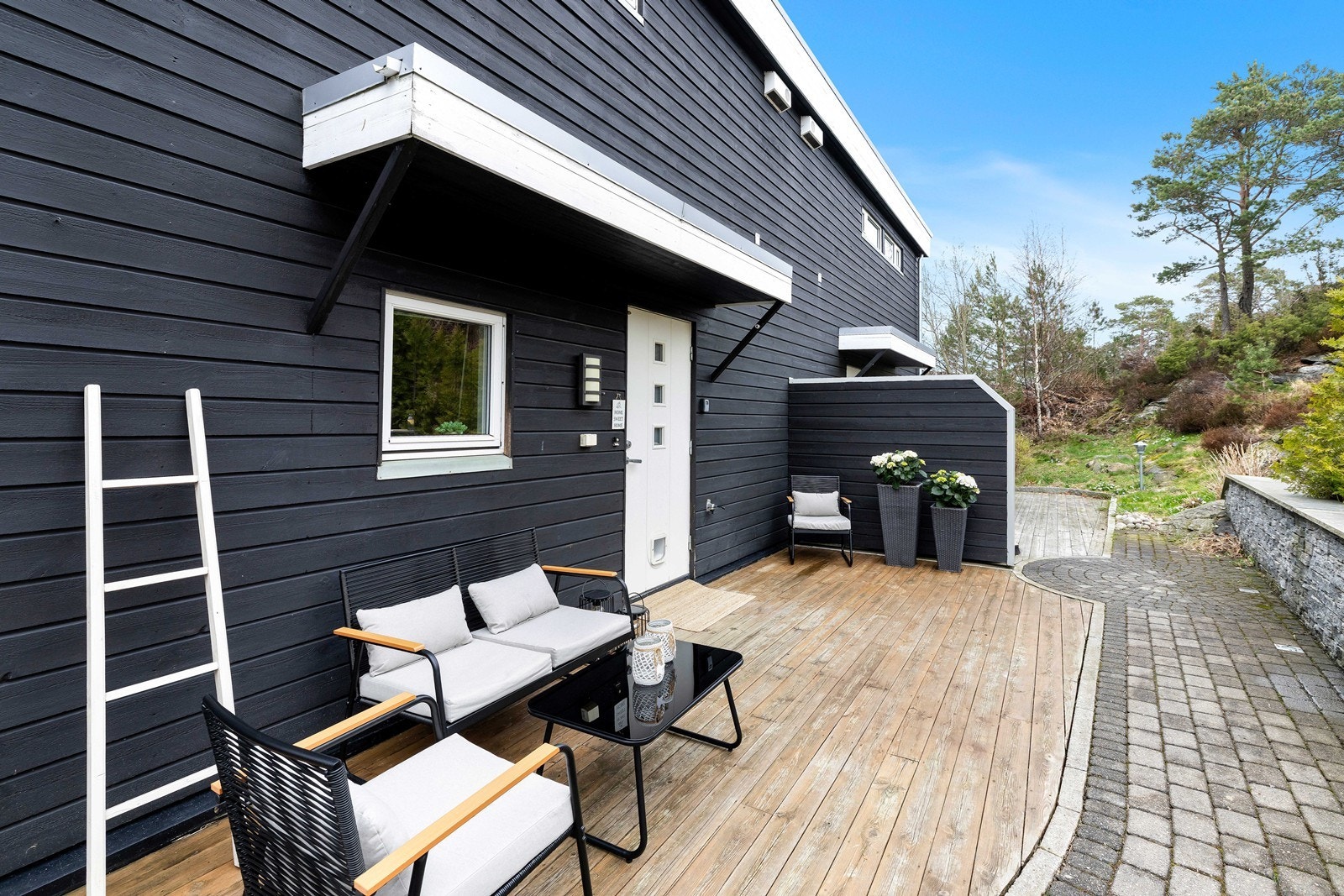 Her er det laget til en fin platting ved inngangsdøren... Galleribilde