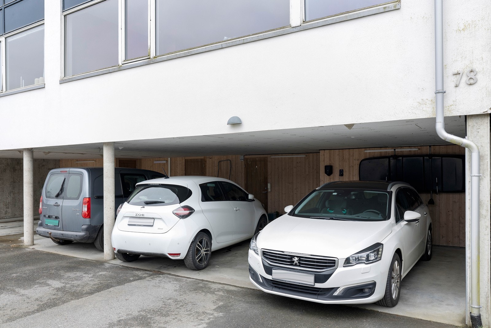 Med boligen følger parkering i carport. Det er her mulig å parkere flere biler på rekke foran carporten. Galleribilde
