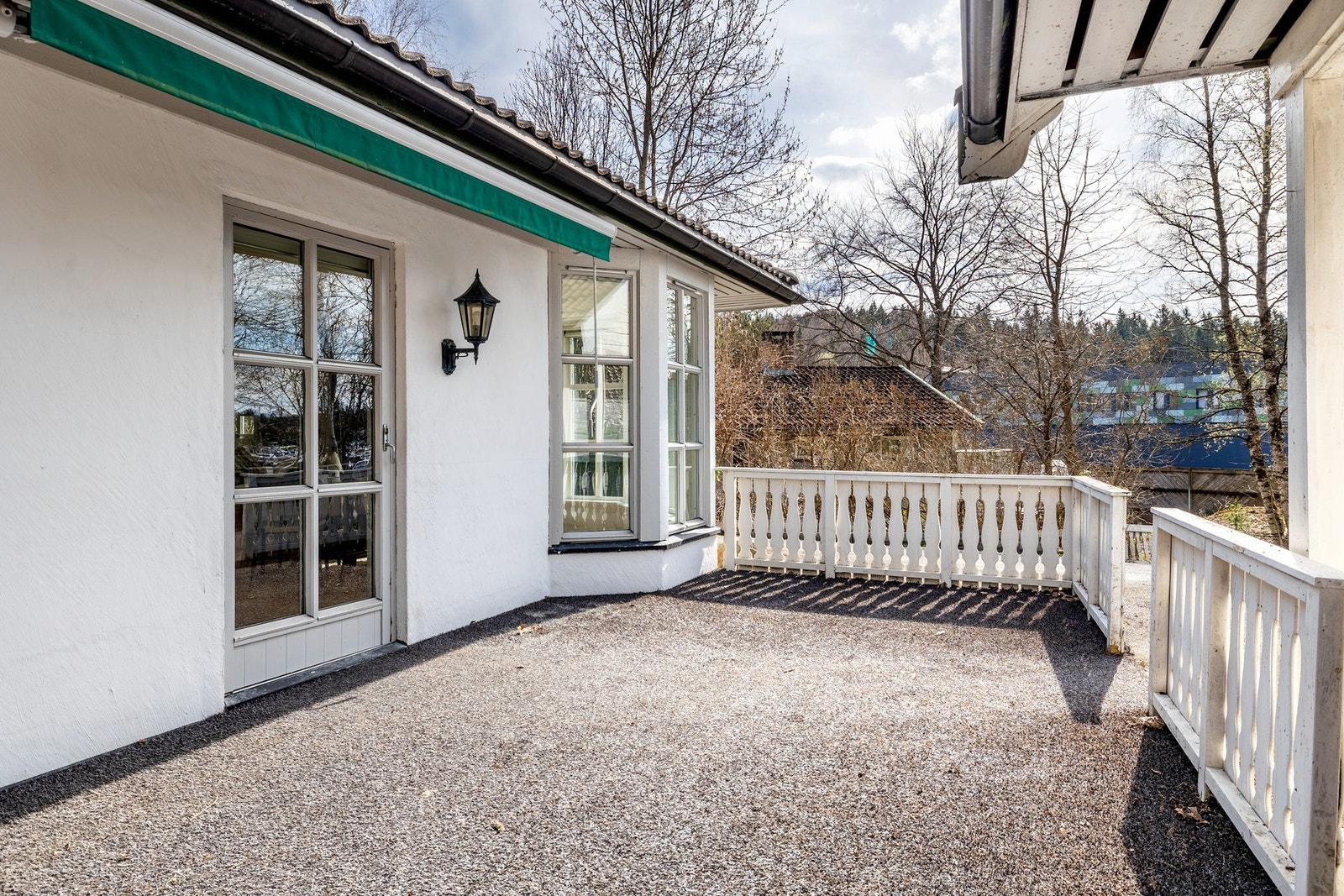 Fra stuen er det utgang til en romslig terrasse på ca. 20 kvm. Galleribilde