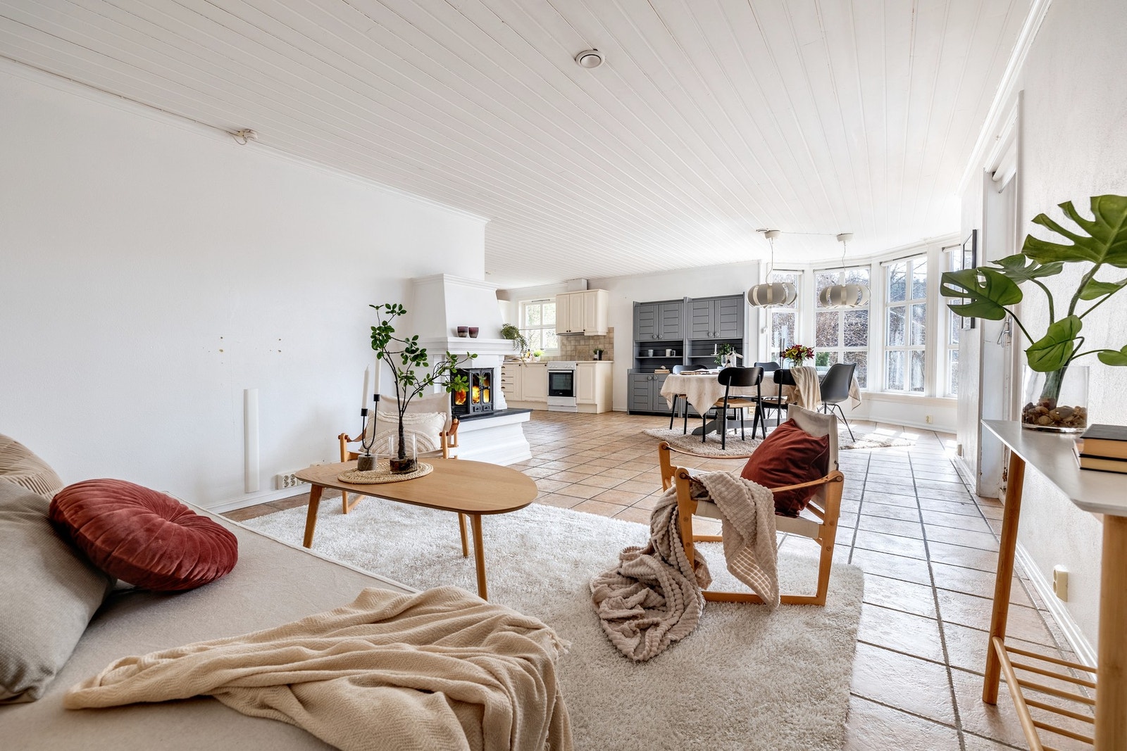 Stuen er et lyst og trivelig oppholdsrom med god plass til spisebord, sofagruppe og TV-løsning. Galleribilde