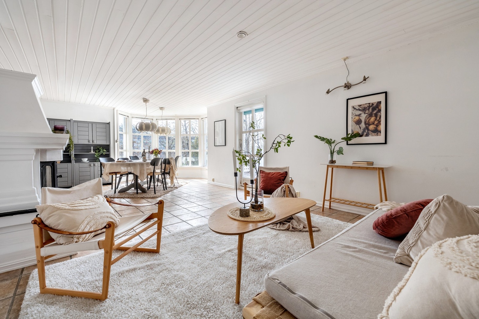 Boligen har en åpen stue-/kjøkkenløsning som skaper en luftig og sosial atmosfære. Galleribilde