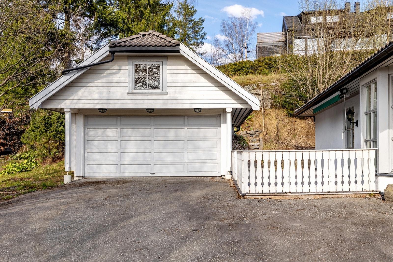 Det er parkering i dobbelgarasje og på gårdsplass med plass til flere biler. Galleribilde