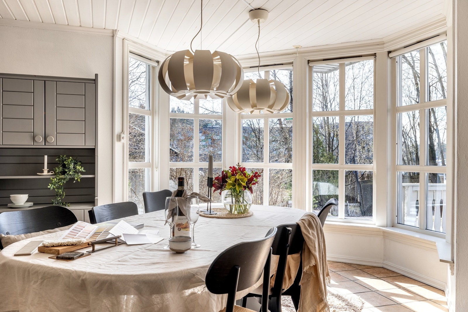 Store vindusflater slipper inn rikelig med naturlig dagslys, noe som gir rommet en åpen og luftig følelse. Galleribilde