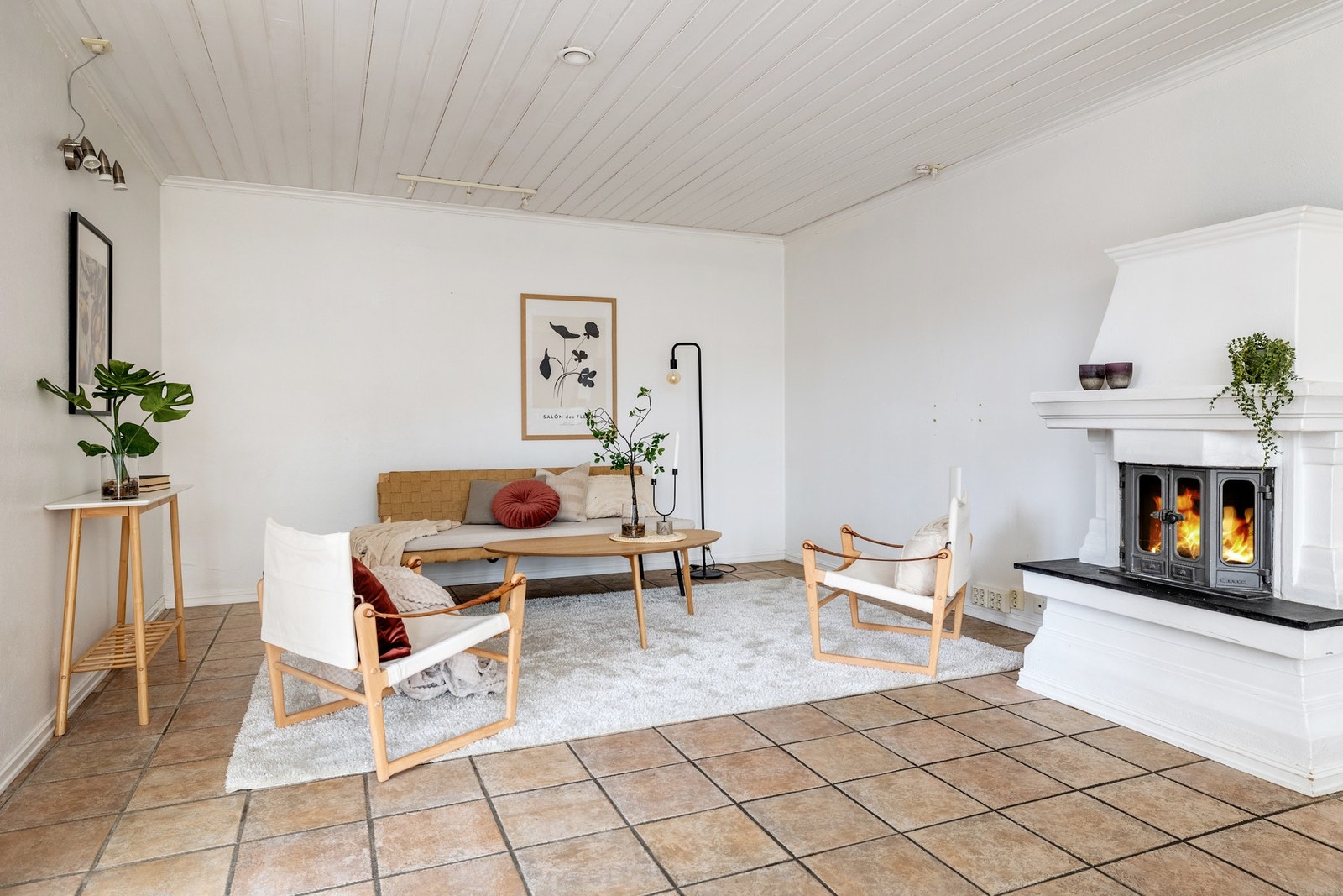En stemningsfull vedovn bidrar til både varme og en lun atmosfære, og gjør stuen til et naturlig samlingspunkt gjennom hele året. Galleribilde