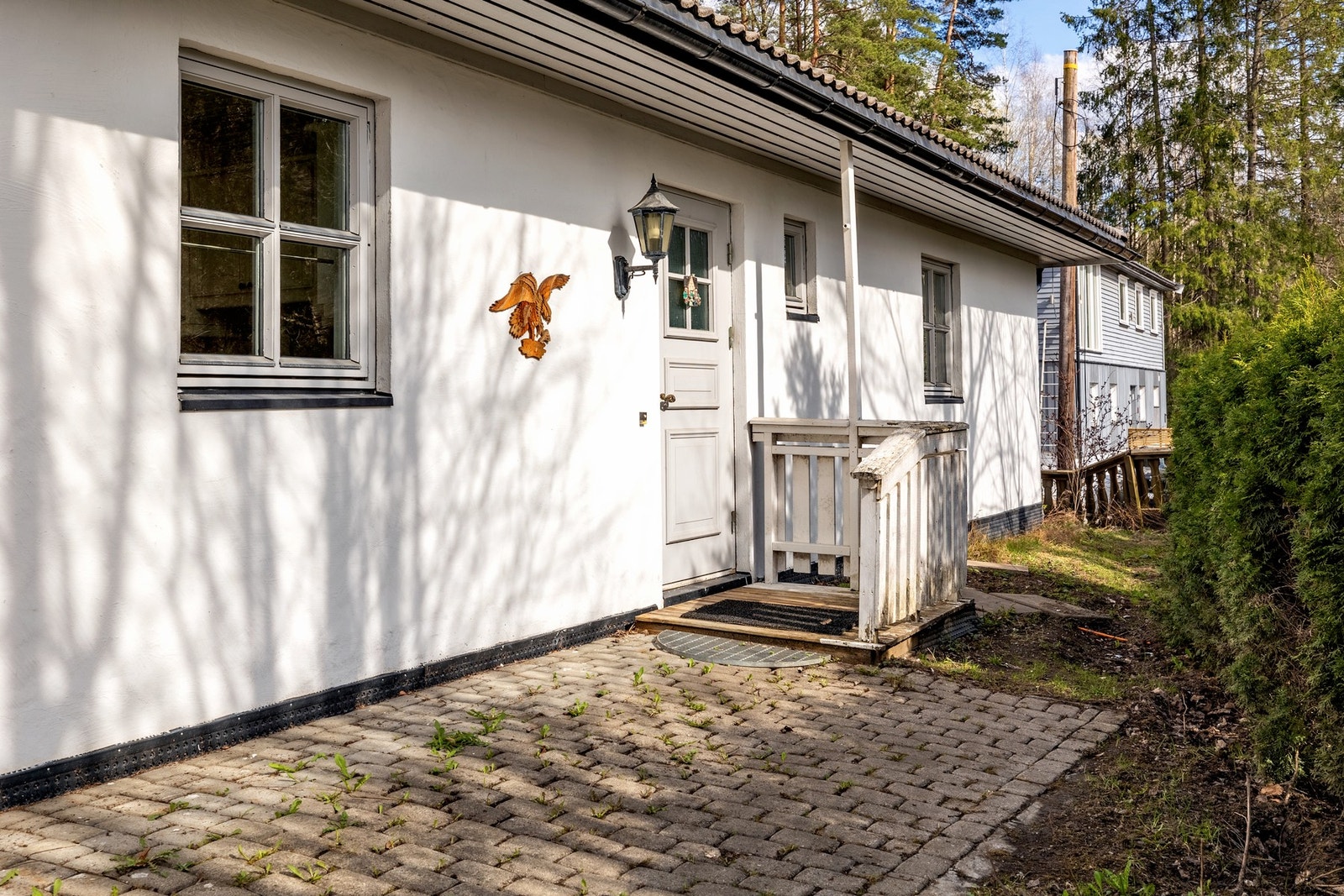 Boligen har et trivelig inngangsparti. Galleribilde