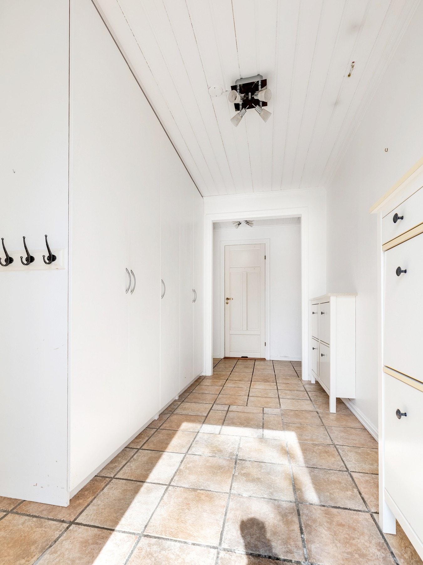 Entréen er innredet med garderobeskap langs med den ene veggen. Galleribilde