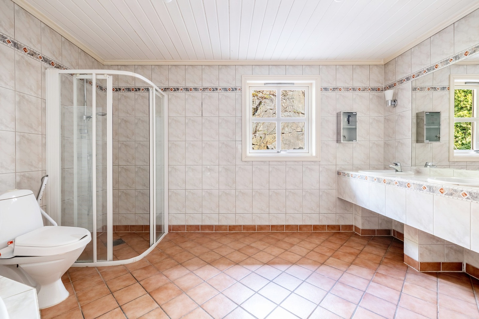 Badet er av det romslig slaget, og er utstyrt med flislagte vegger og gulv. Galleribilde