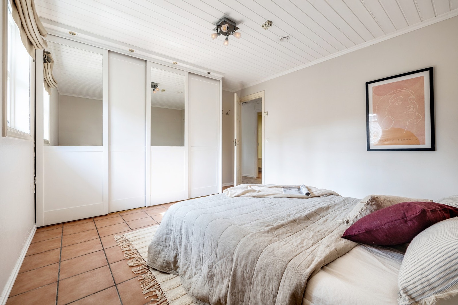 Hovedsoverommet er meget romslig med god plass til dobbeltseng, nattbord, og rommet er innredet med en praktisk skyvedørsgarderobe. Galleribilde