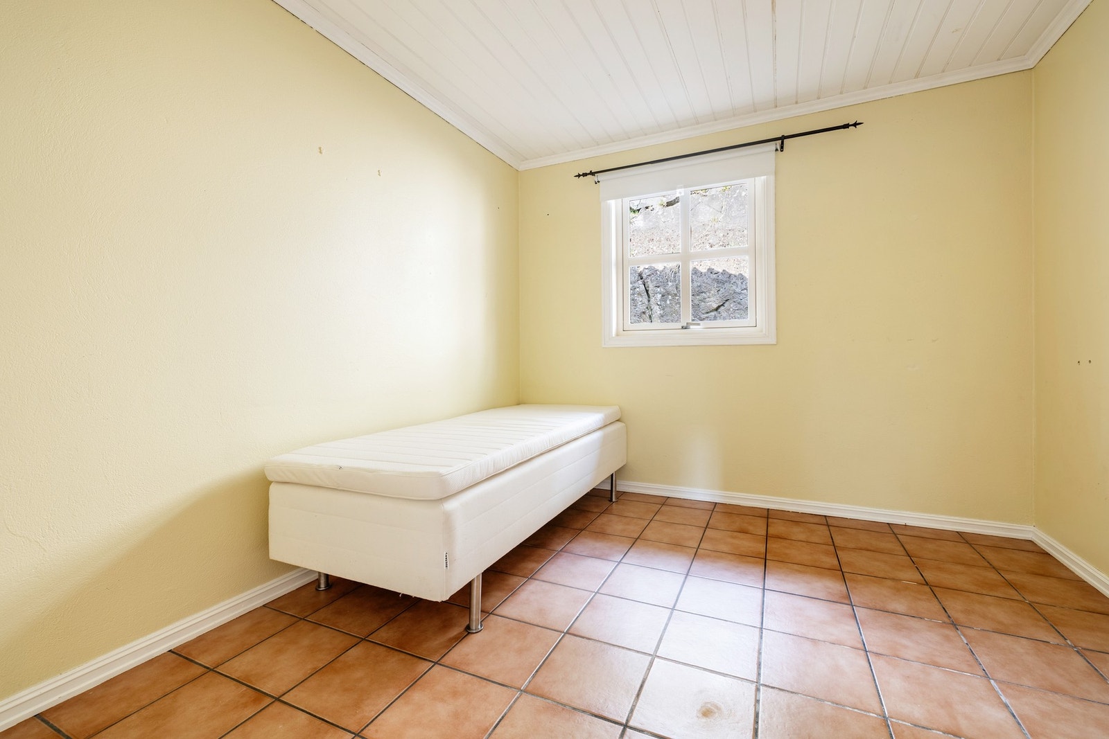 Begge har plass til seng, nattbord og skrivebord, og de er innredet med garderobeskap. Galleribilde