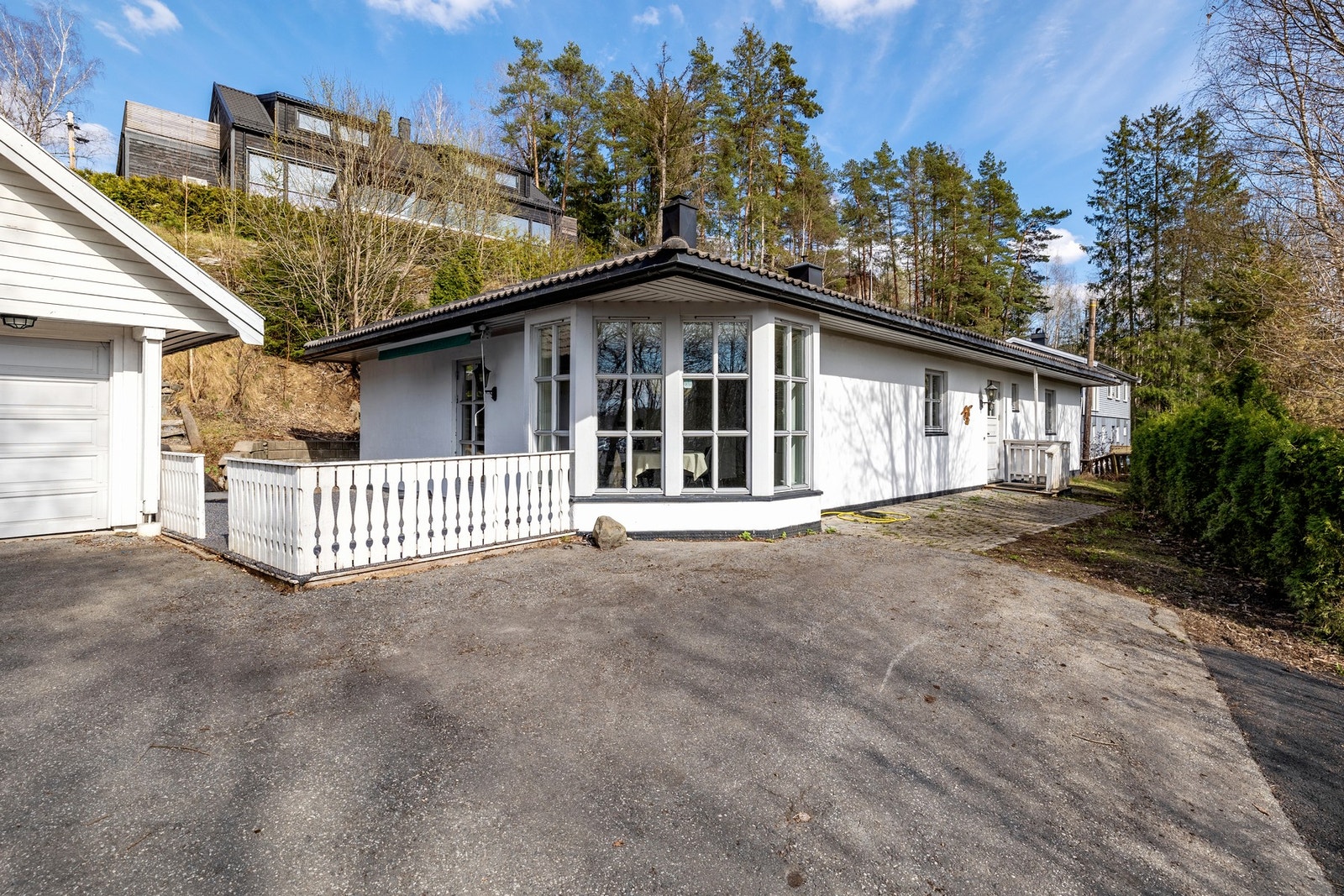 Dette er en sjarmerende enebolig over ett plan beliggende i et rolig, attraktivt og barnevennlig boligområde på Vinterbro. Galleribilde