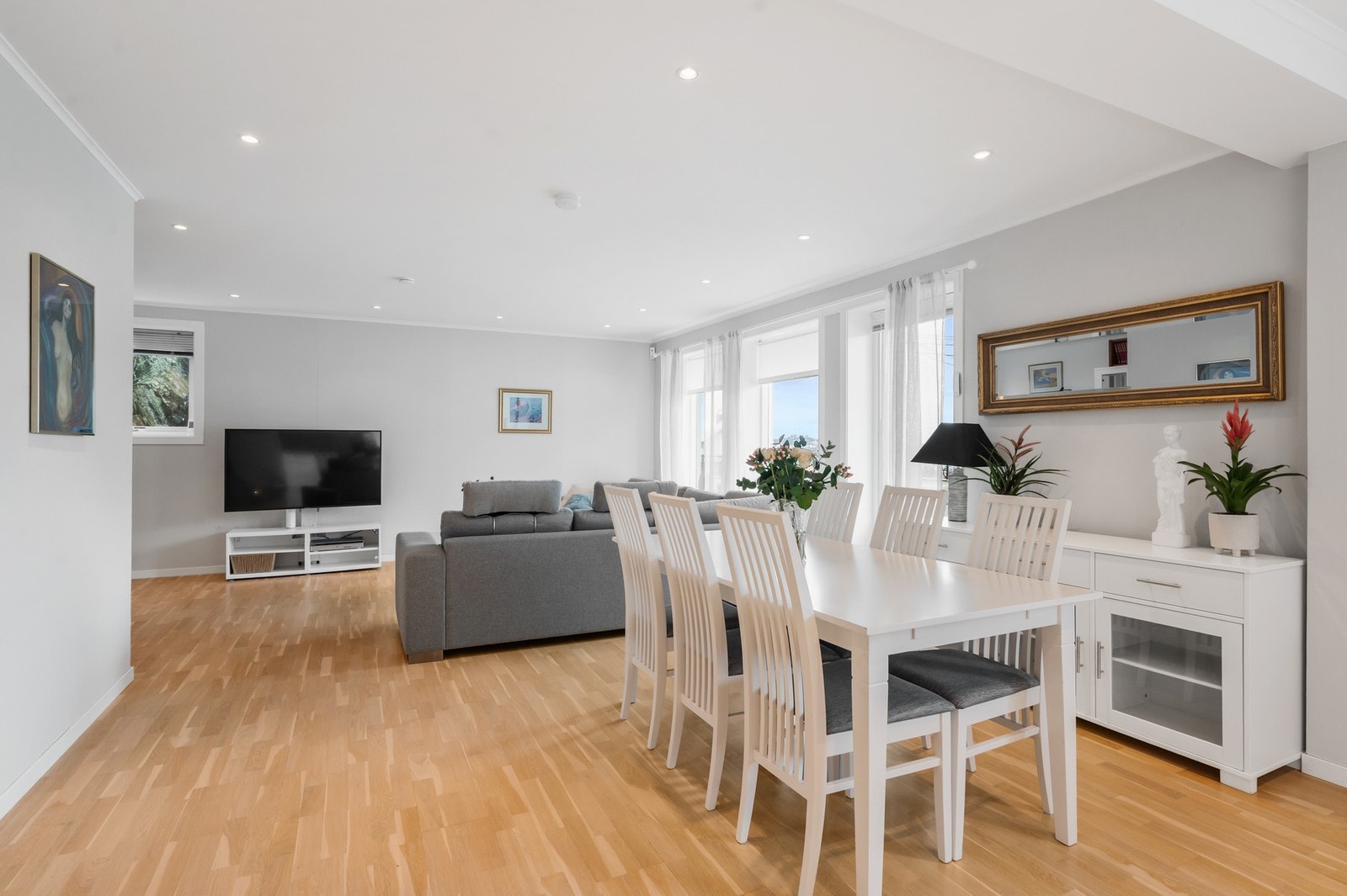 Lys og fin stue med god plass til sofagruppe og langbord Galleribilde