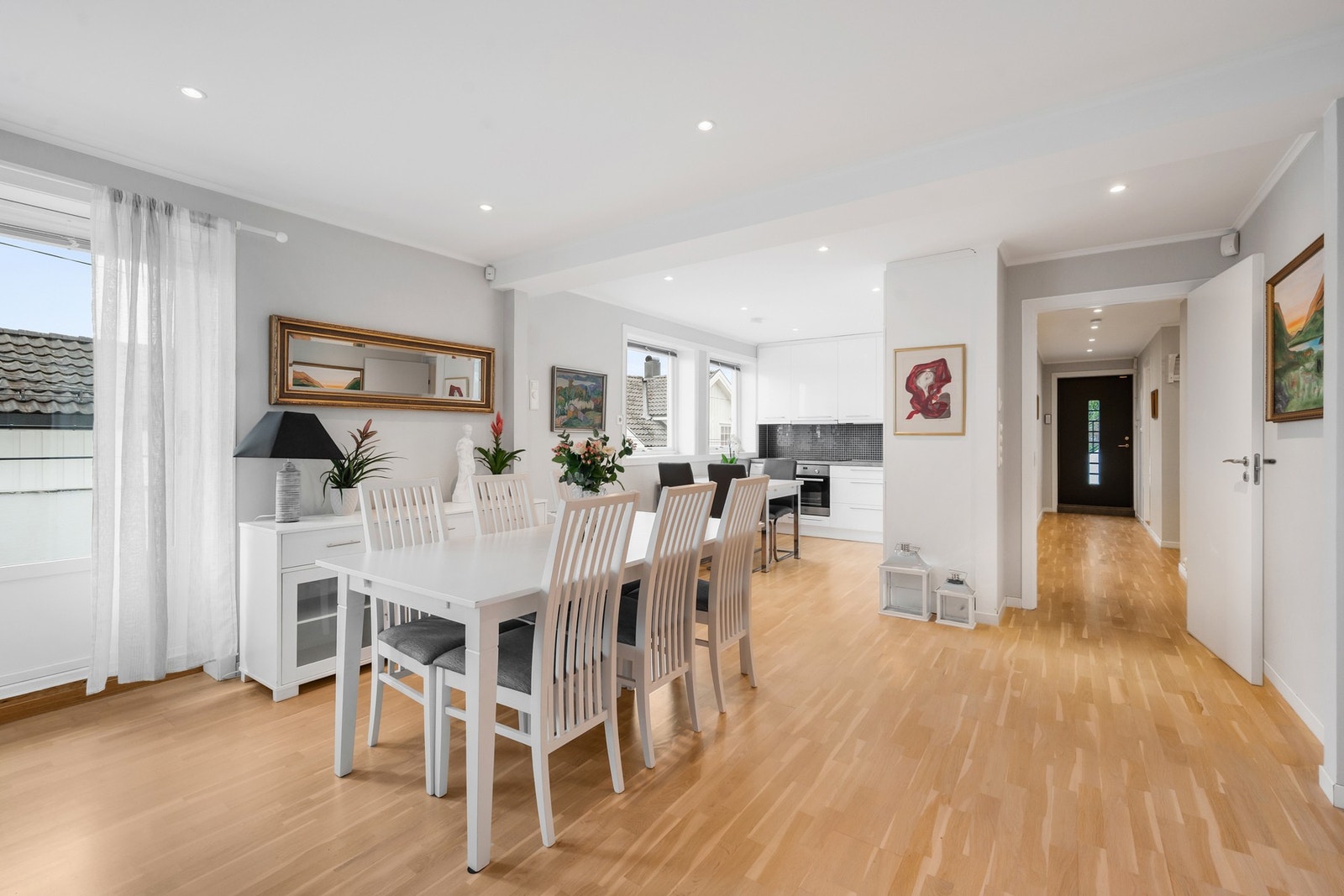 I tillegg til langbord i stuen er det også plass til frokostbord på kjøkkenet Galleribilde