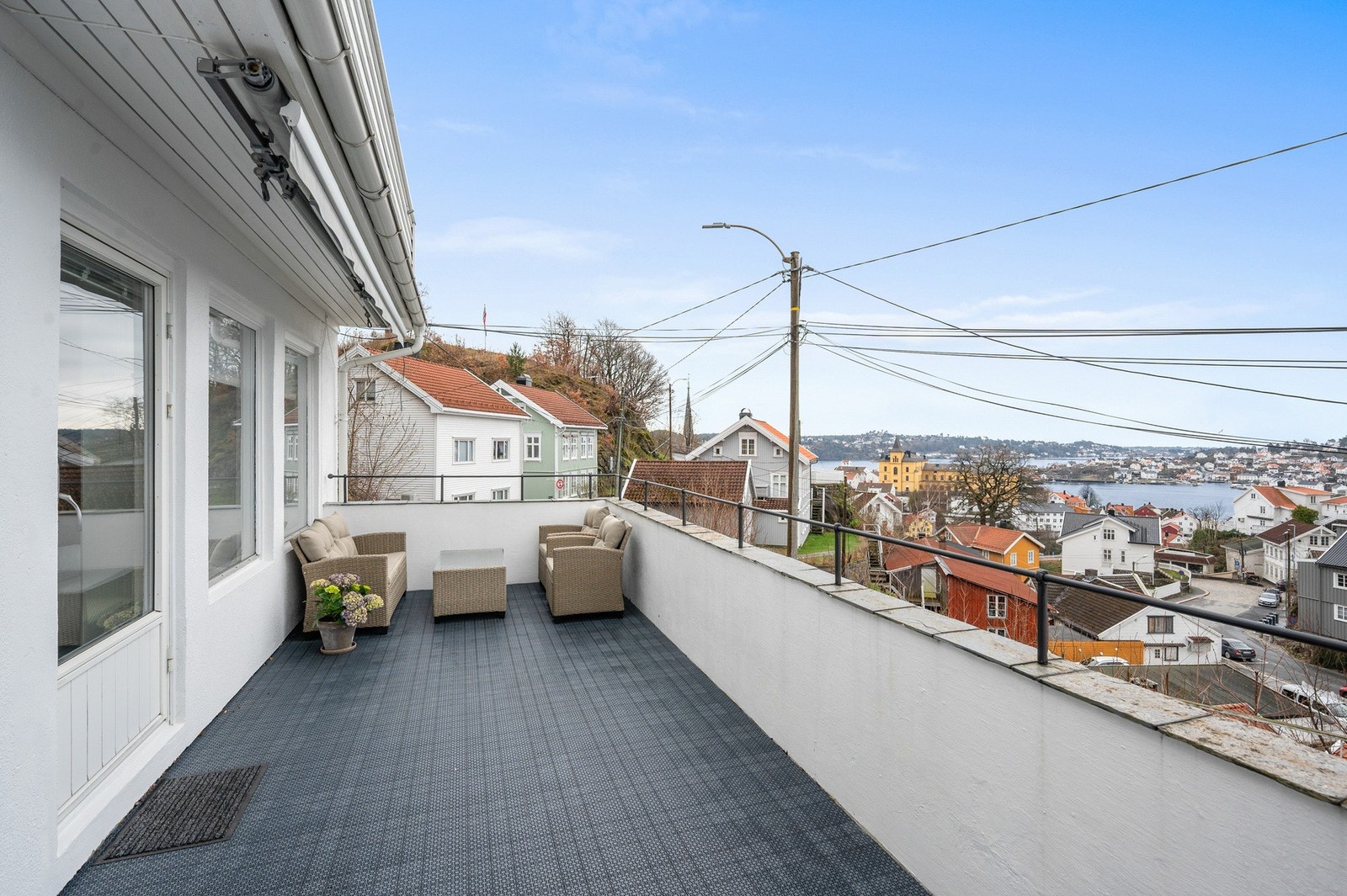 Leiligheten disponerer en stor terrasse med gode solforhold og flott utsikt Galleribilde