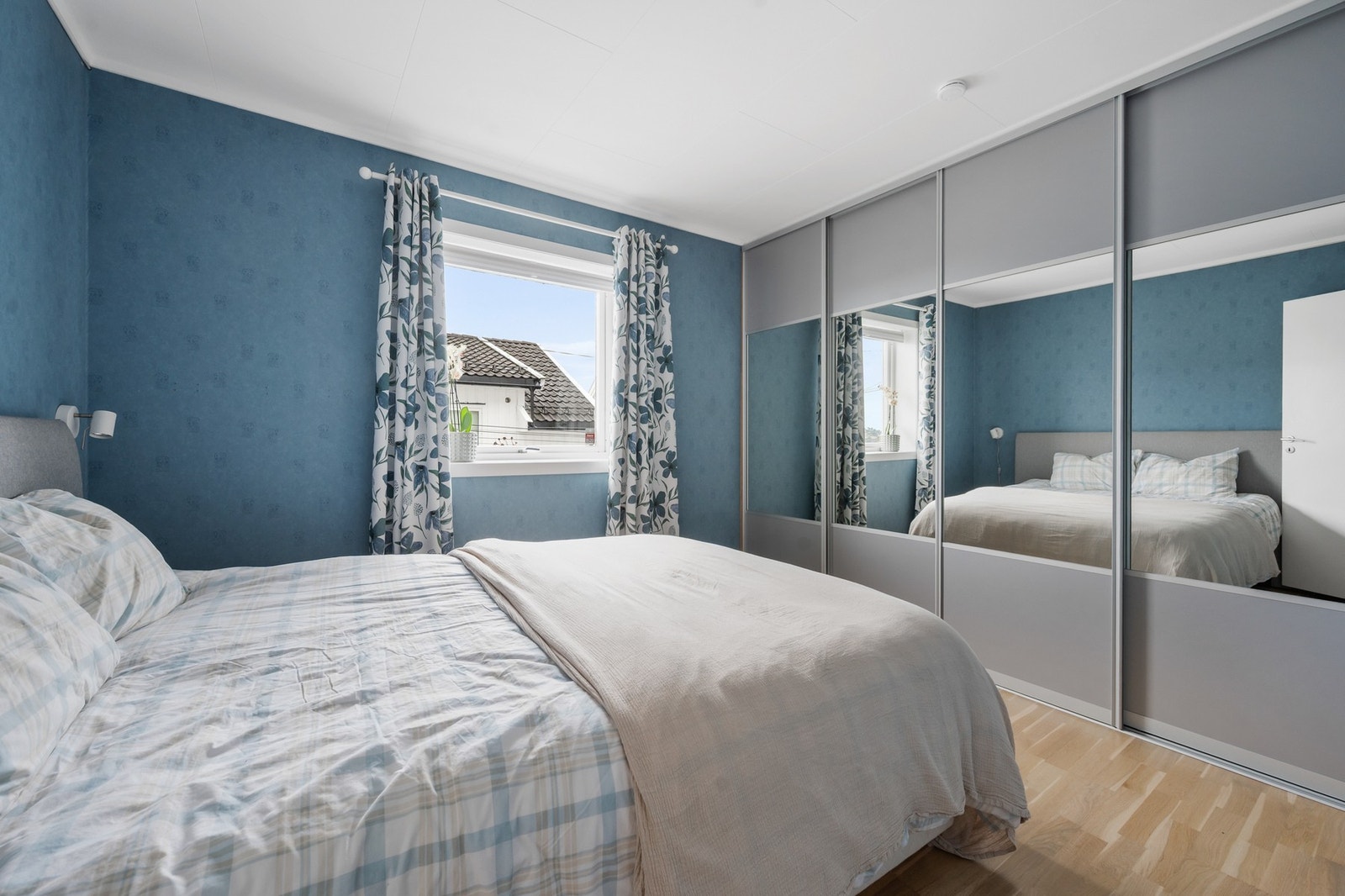 Romslig hovedsoverom med stor skyvedørsgarderobe Galleribilde