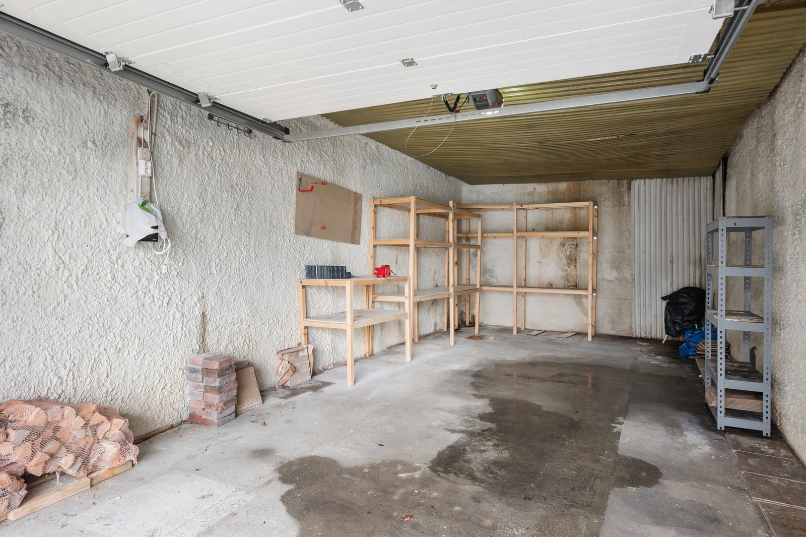 Stor garasje med god plass til oppbevaring. Elbil-lader montert Galleribilde