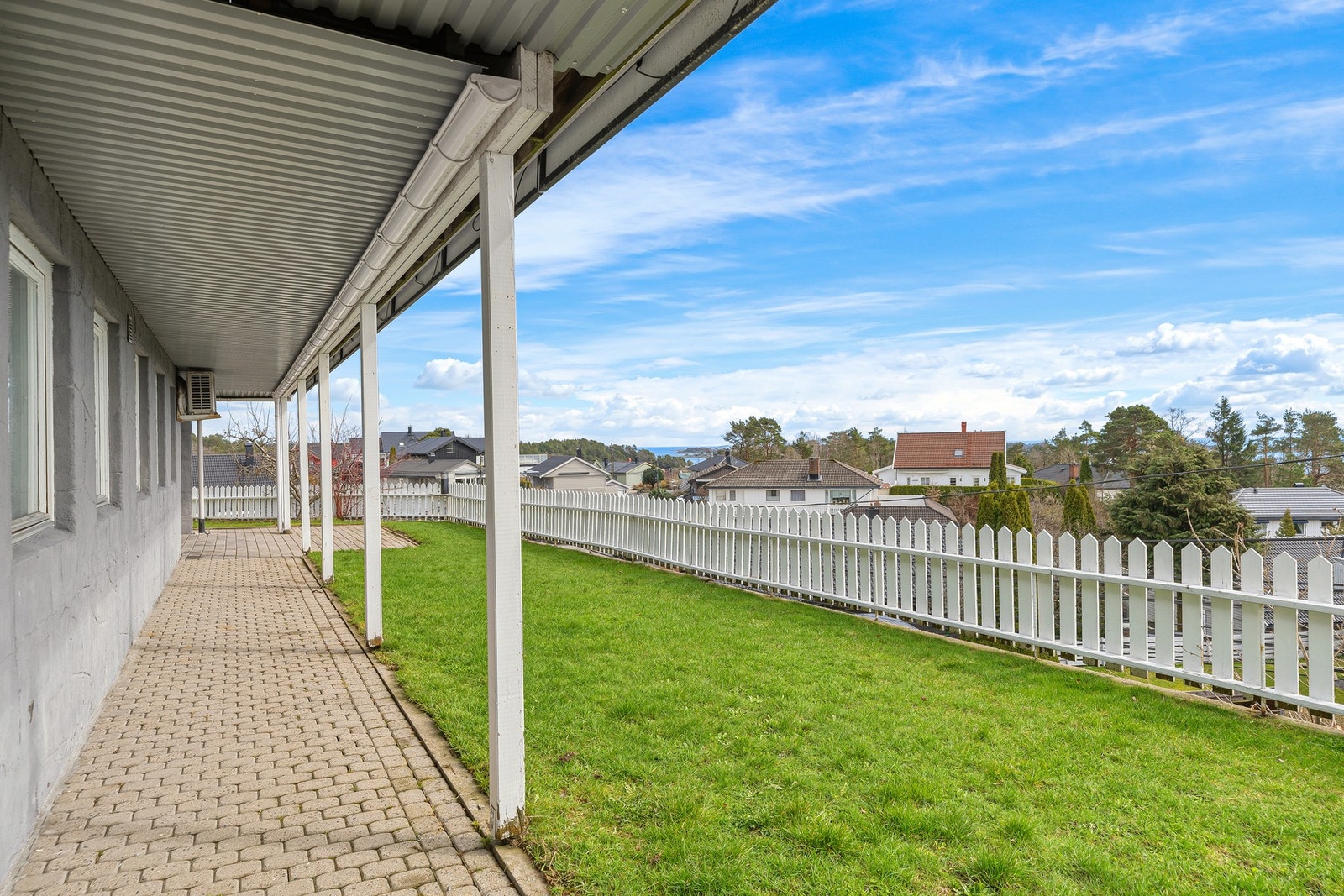 Leiligheten disponerer hage og terrasse på baksiden av boligen Galleribilde