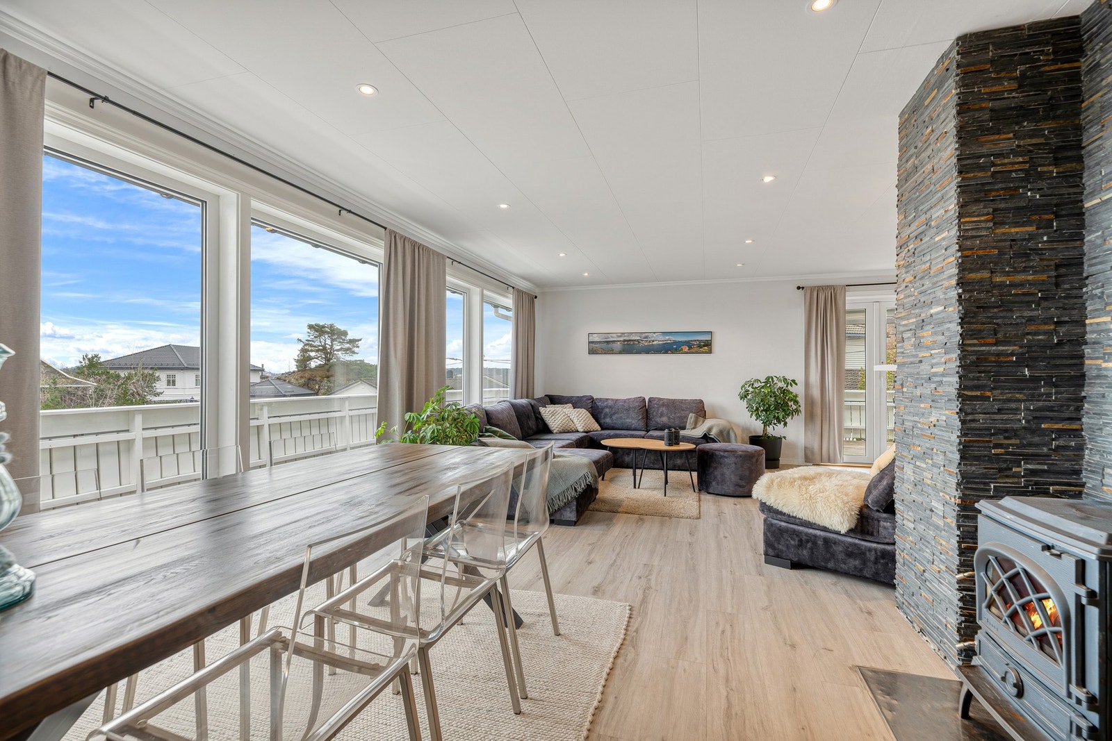 Her er det god plass til langbord ved vinduene og sofalounge Galleribilde
