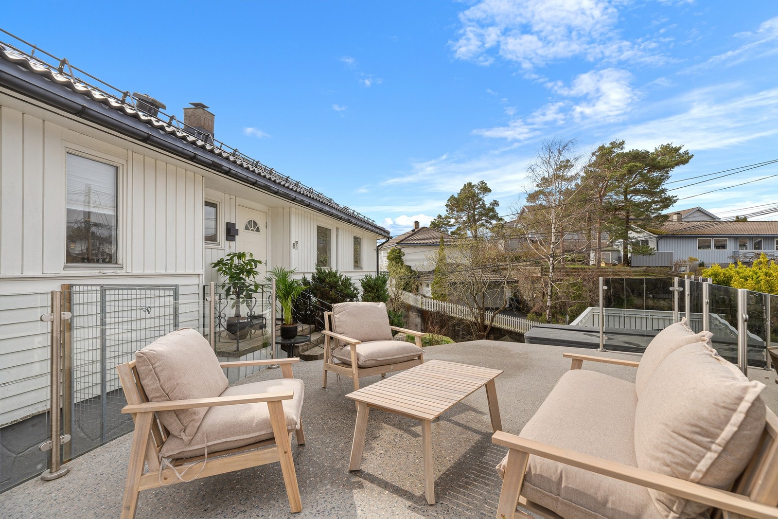 Solrik uteplass ved inngangspartiet Galleribilde